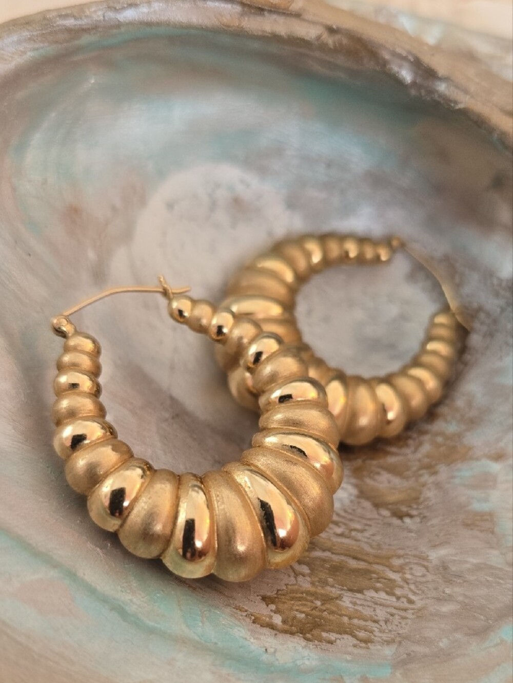 10K Gold Ribbed Shrimp Hoop Earrings - Picture 6 of 7